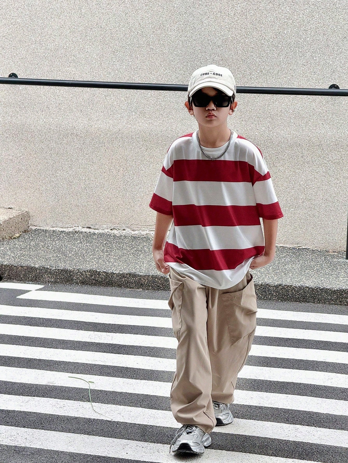 2pcs/Free Tween Boys Casual Korean Style Striped T-Shirt And Loose Utility Pocket Pants Suit